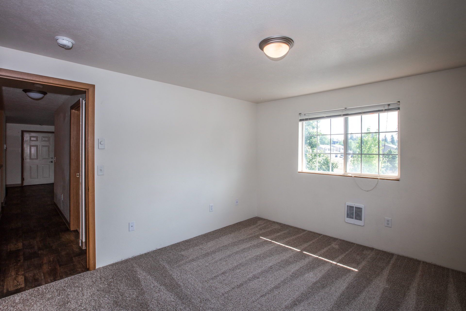 Farr Court Apartments Bedroom and Entryway
