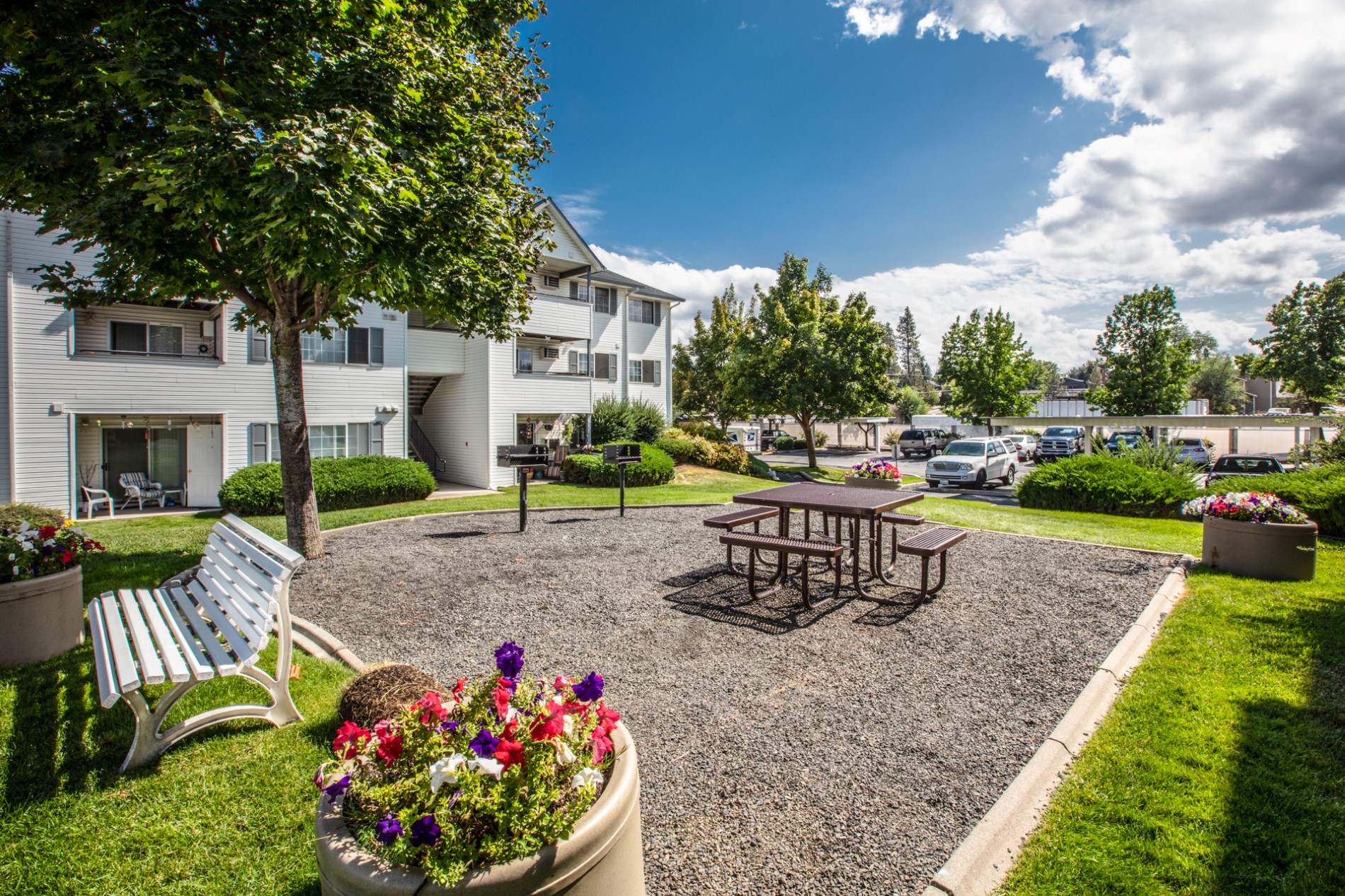 Farr Court Apartments Outdoor Courtyard and Seating Area