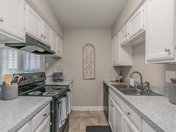 7731 N College Circle Studio-3 Beds Apartment for Rent - Photo Gallery 5