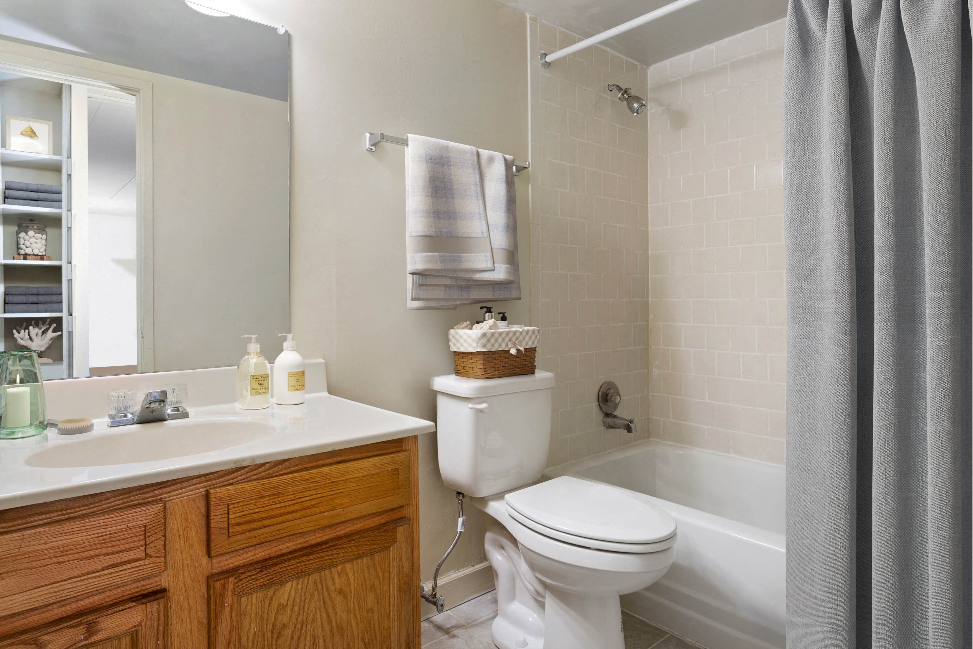 Middletowne bathroom standing tub and sink