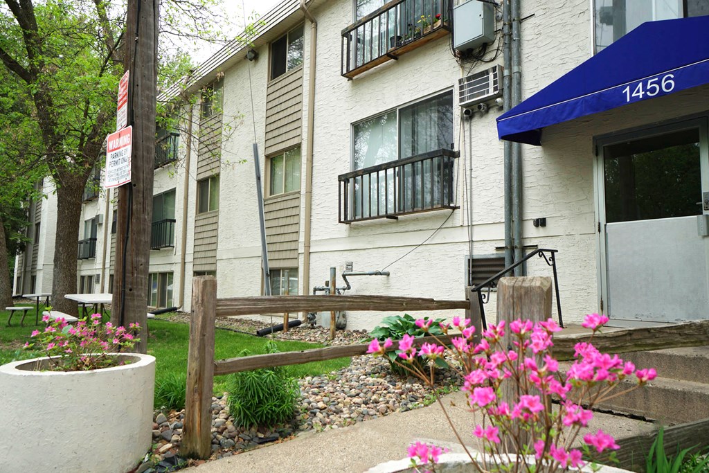 Grand Magnolia Apartments exterior