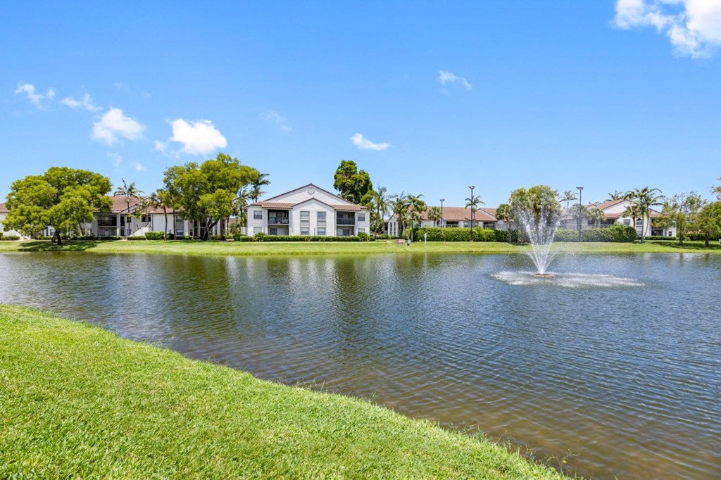 the preserve at ballantyne commons lake with fountain and houses