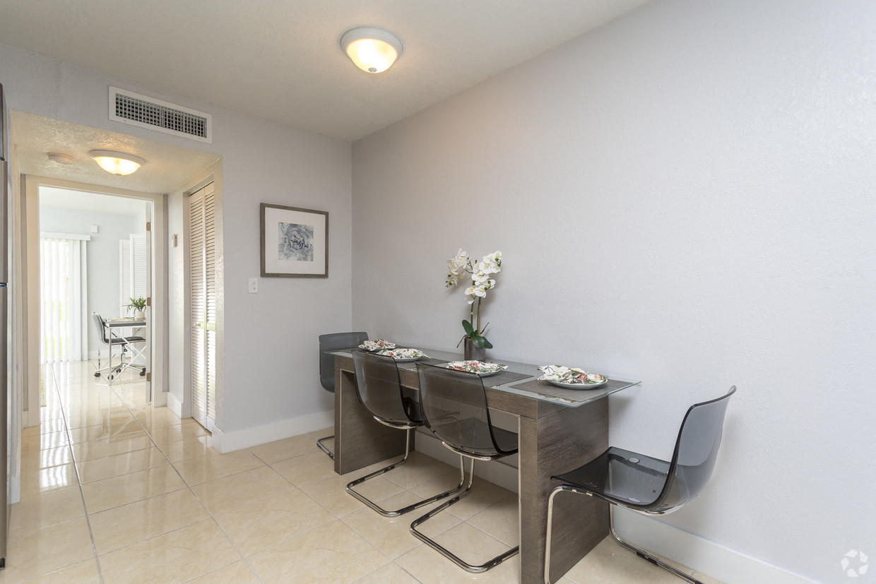 Photos And Video Of Crystal Lake Apartments In Miami Gardens Fl