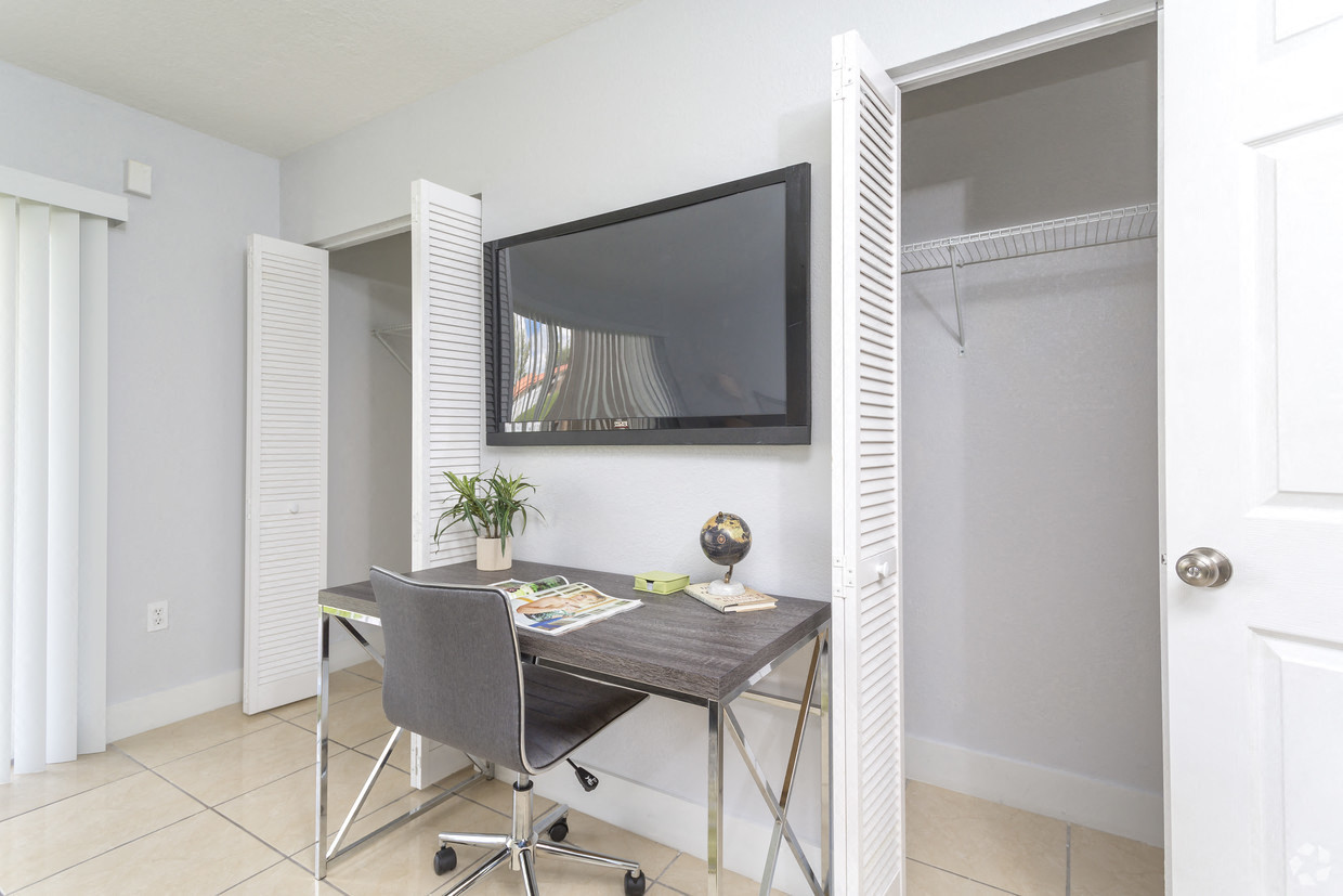 Photos And Video Of Crystal Lake Apartments In Miami Gardens Fl