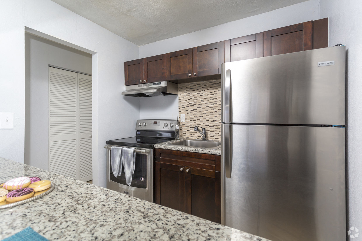 Crystal Lake Apartments 2545 Nw 207 Street Miami Gardens Fl