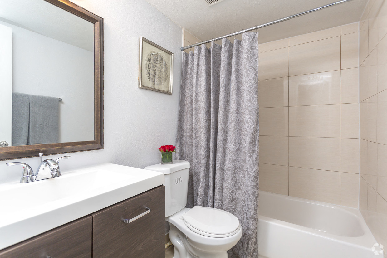 Crystal Lake Apartments 2545 Nw 207 Street Miami Gardens Fl