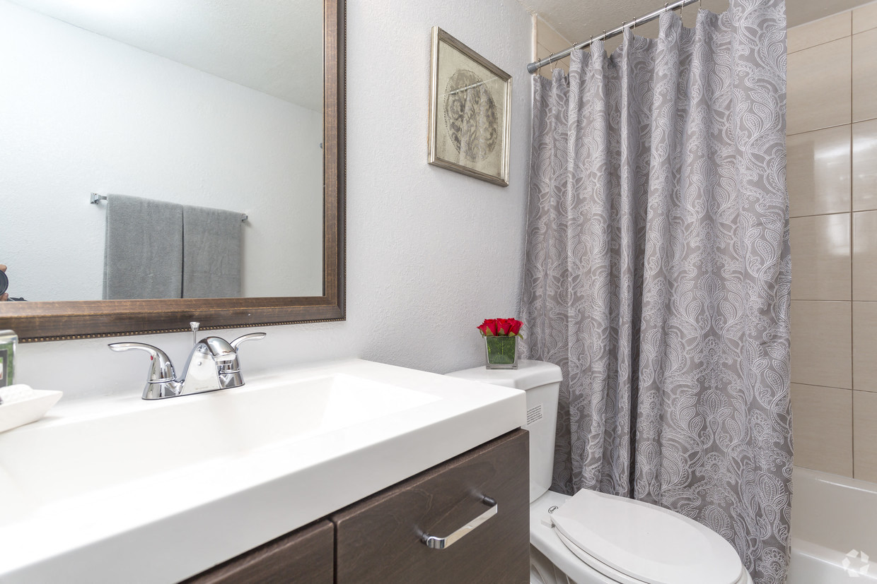 Photos And Video Of Crystal Lake Apartments In Miami Gardens Fl