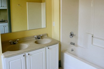 470 N. Main Street Studio-3 Beds Apartment for Rent - Photo Gallery 5