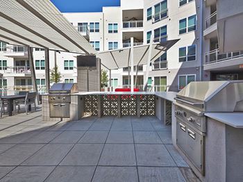 Outdoor Kitchen and BBQs at Apartment Near DFW Airport