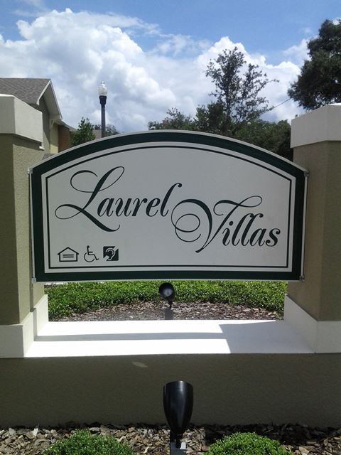 a sign that says laurel villas