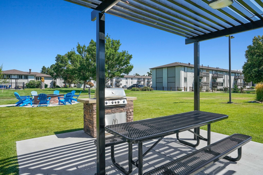 our apartments have a picnic area with a grill and a picnic table