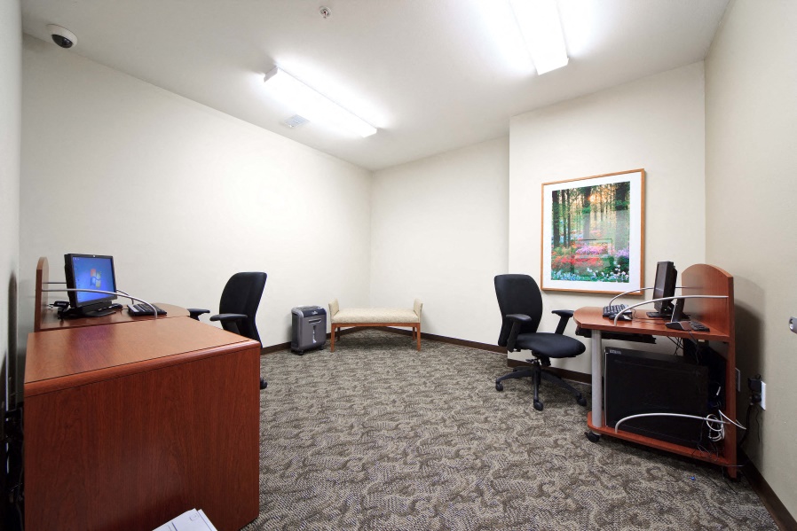 a small office with a desk and a chair