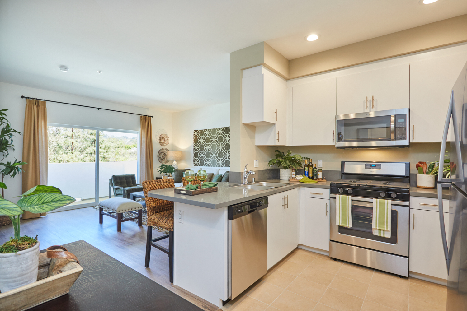 Paseos Ontario Apartments - Kitchen