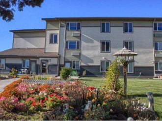 1601 SW Reindeer Ave 1-2 Beds Apartment for Rent