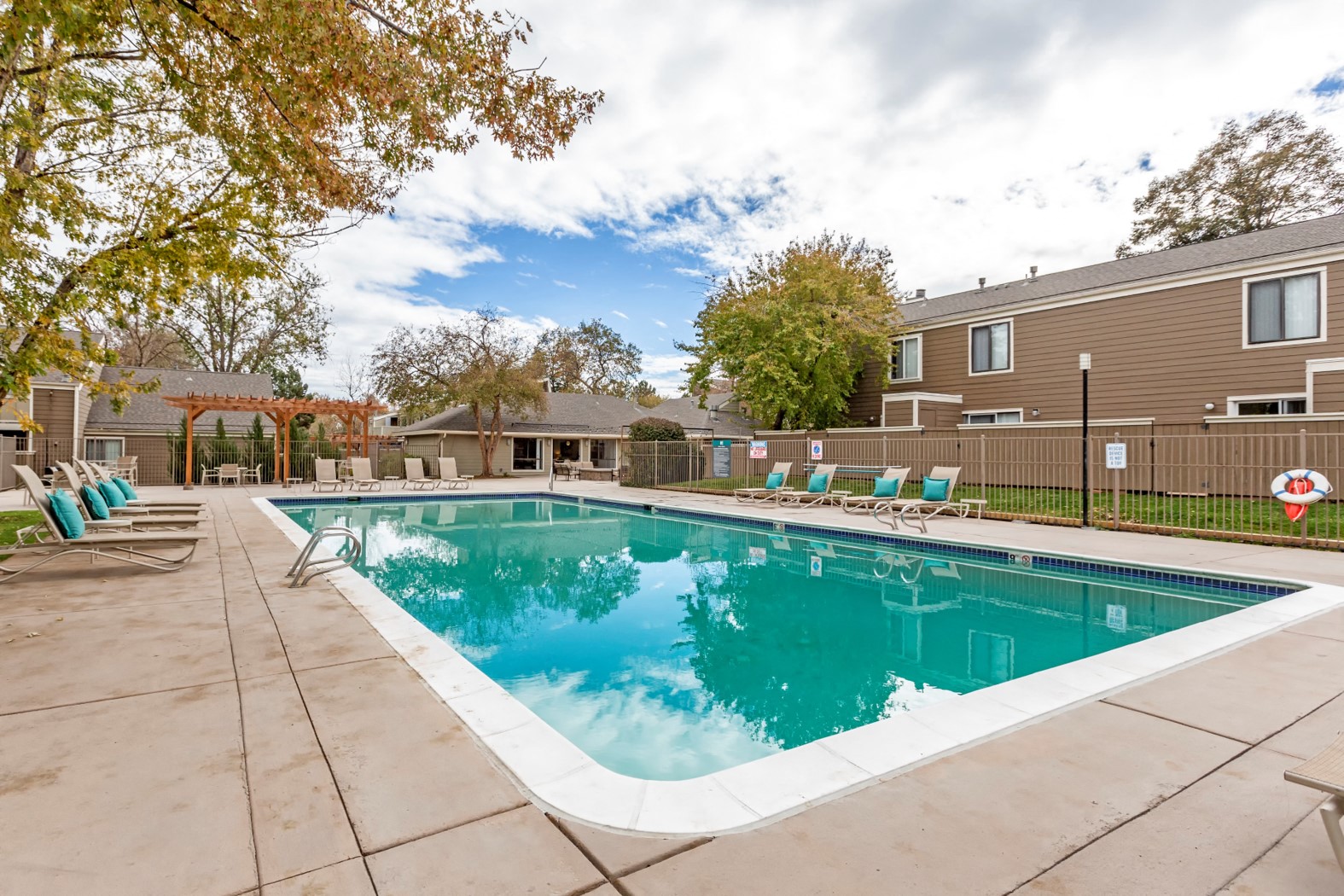 The Ranch at Bear Creek | Lakewood, CO Apartments & Townhomes | Pool