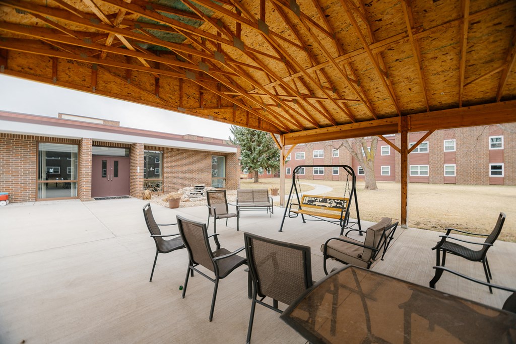courtyard at Meadowlawn Apartments