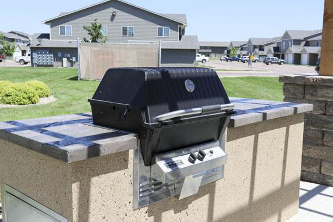 a grill sitting on the top of a fence