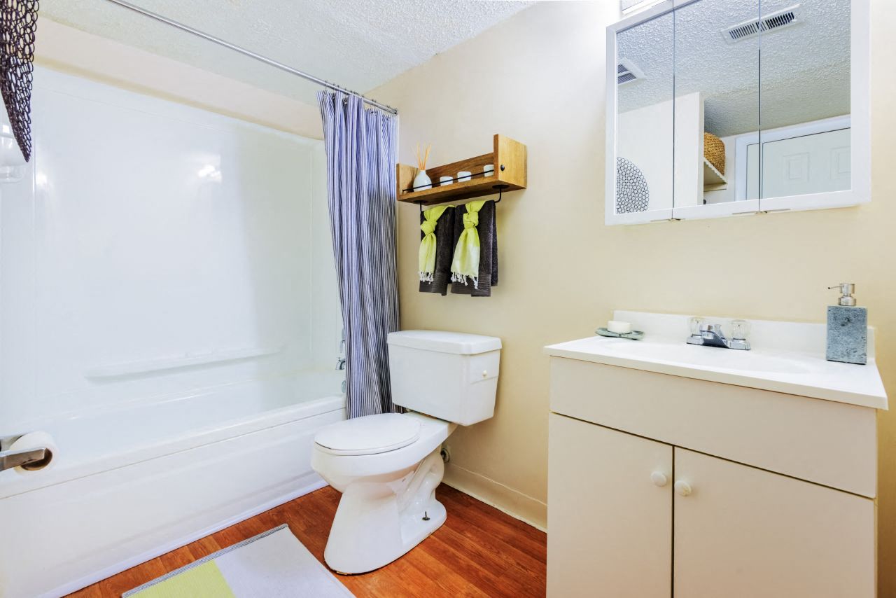 Bathroom With Bathtub at The Pointe at Midtown, Raleigh, NC