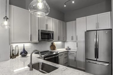 The Links Rea Farms Apartments in Waverly near Red Ventures - quartz countertops