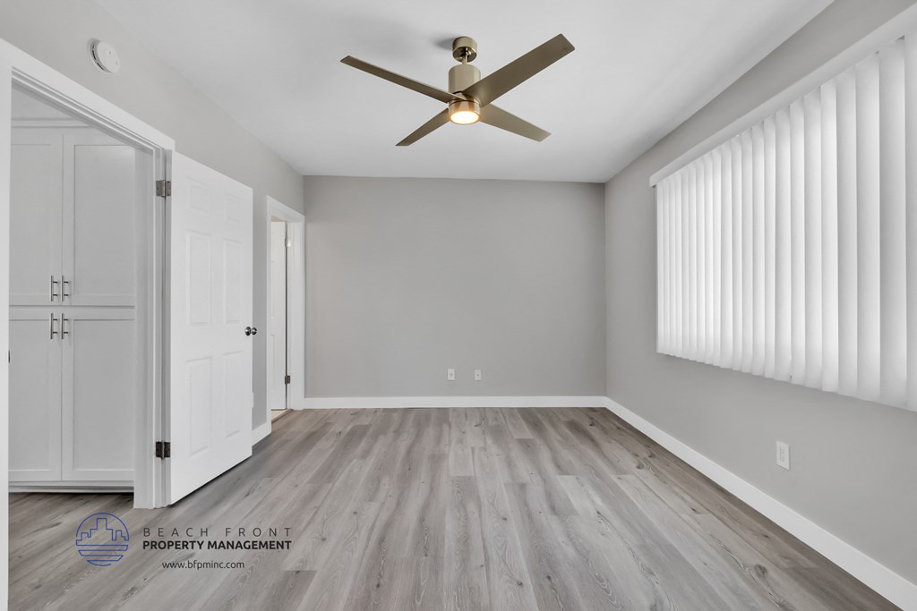 the living room of a new home with wood flooring and a ceiling fan
