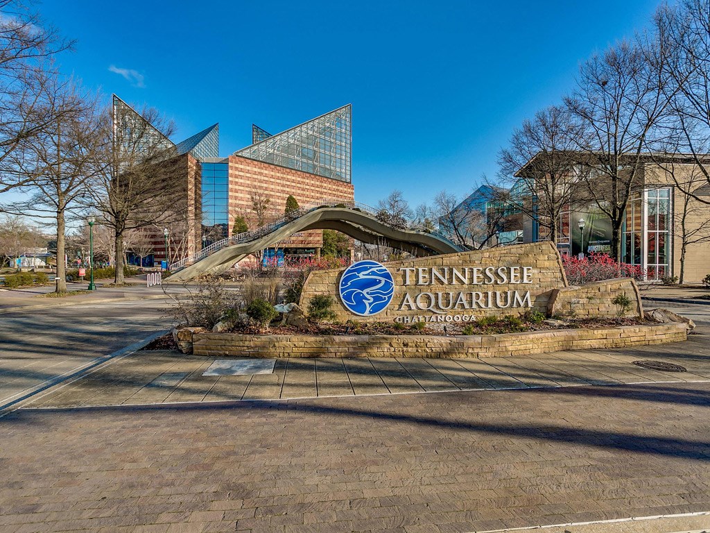 a sign for the tennessee aquarium in front of a building