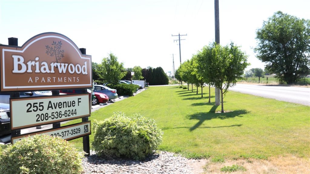 a sign for the birrwood apartments on the side of the road