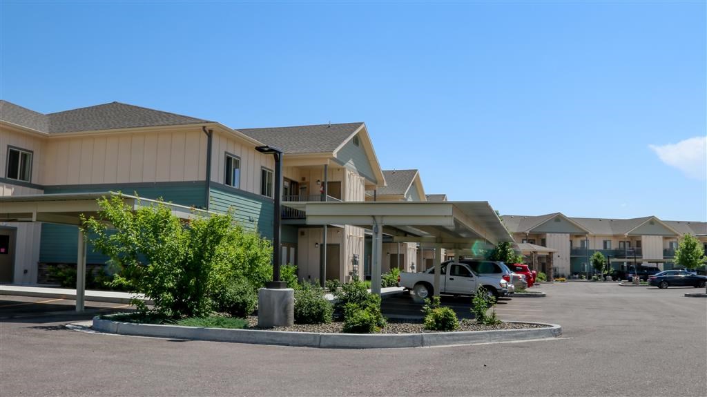 a row of houses with cars parked in a parking lot