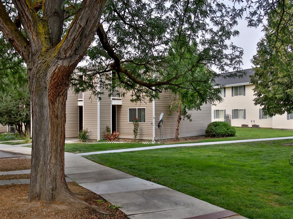 a sidewalk in front of an apartment building