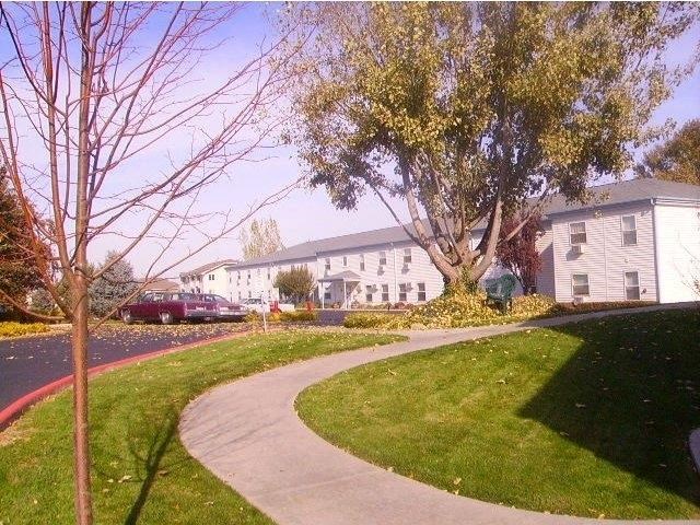 a sidewalk in front of a white house