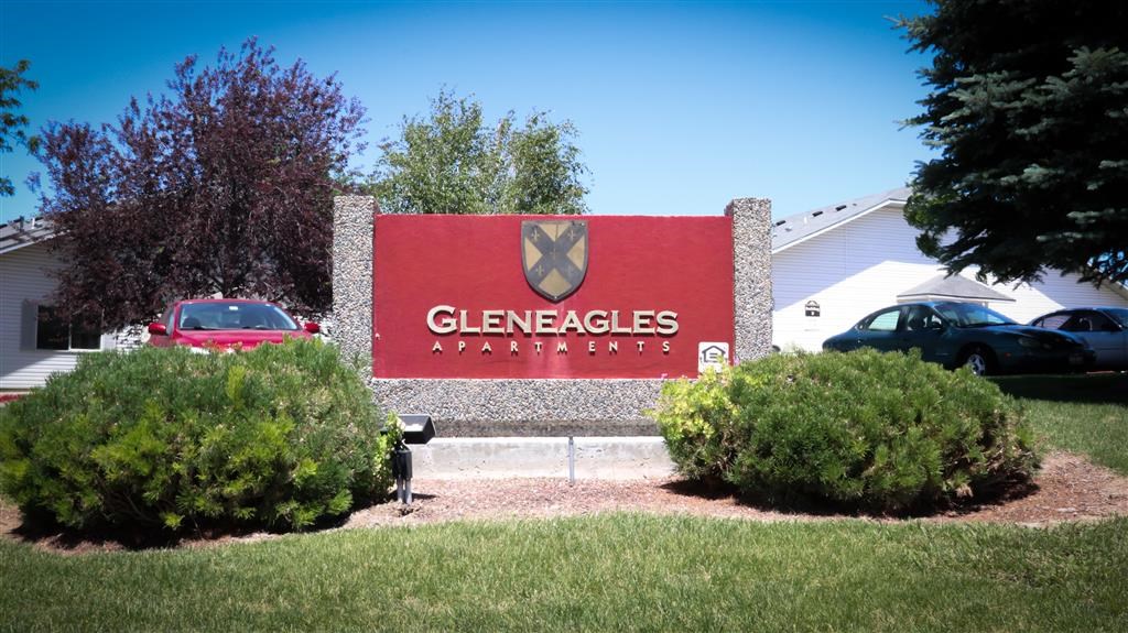 the sign in front of the glencoe apartments parking lot