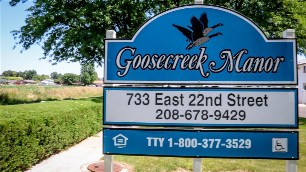 a blue sign that reads goose creek mayor on a street