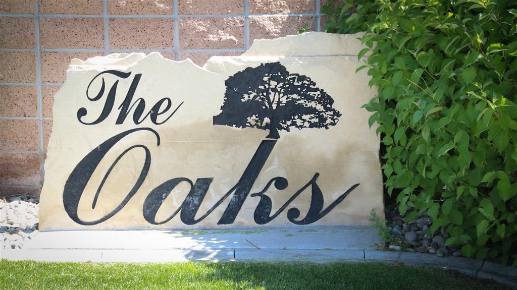 a sign for the oak tree with the word oak on it