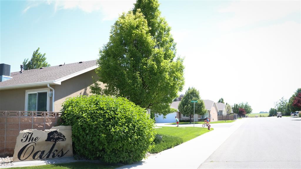 a sign in front of a house that reads the cakes