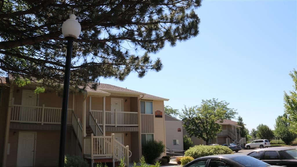a street light in front of an apartment building