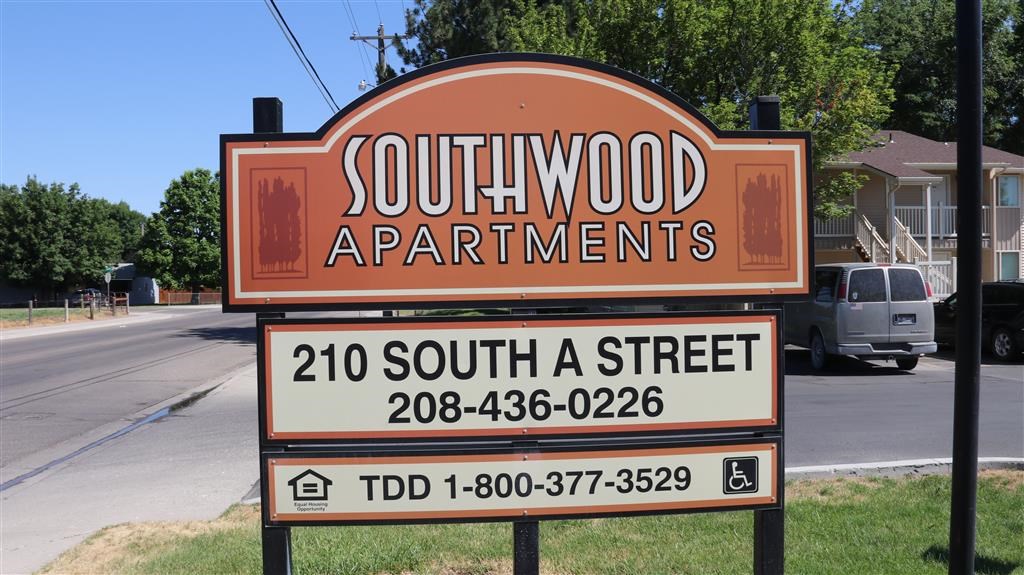 a sign for southwood apartments on the side of a street