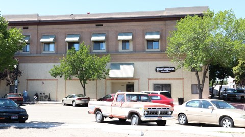 a large building with cars parked in front of it