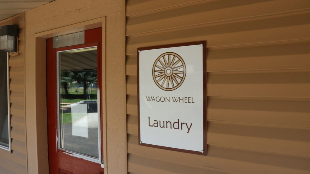 a sign on the side of a building that says wagon wheel laundry