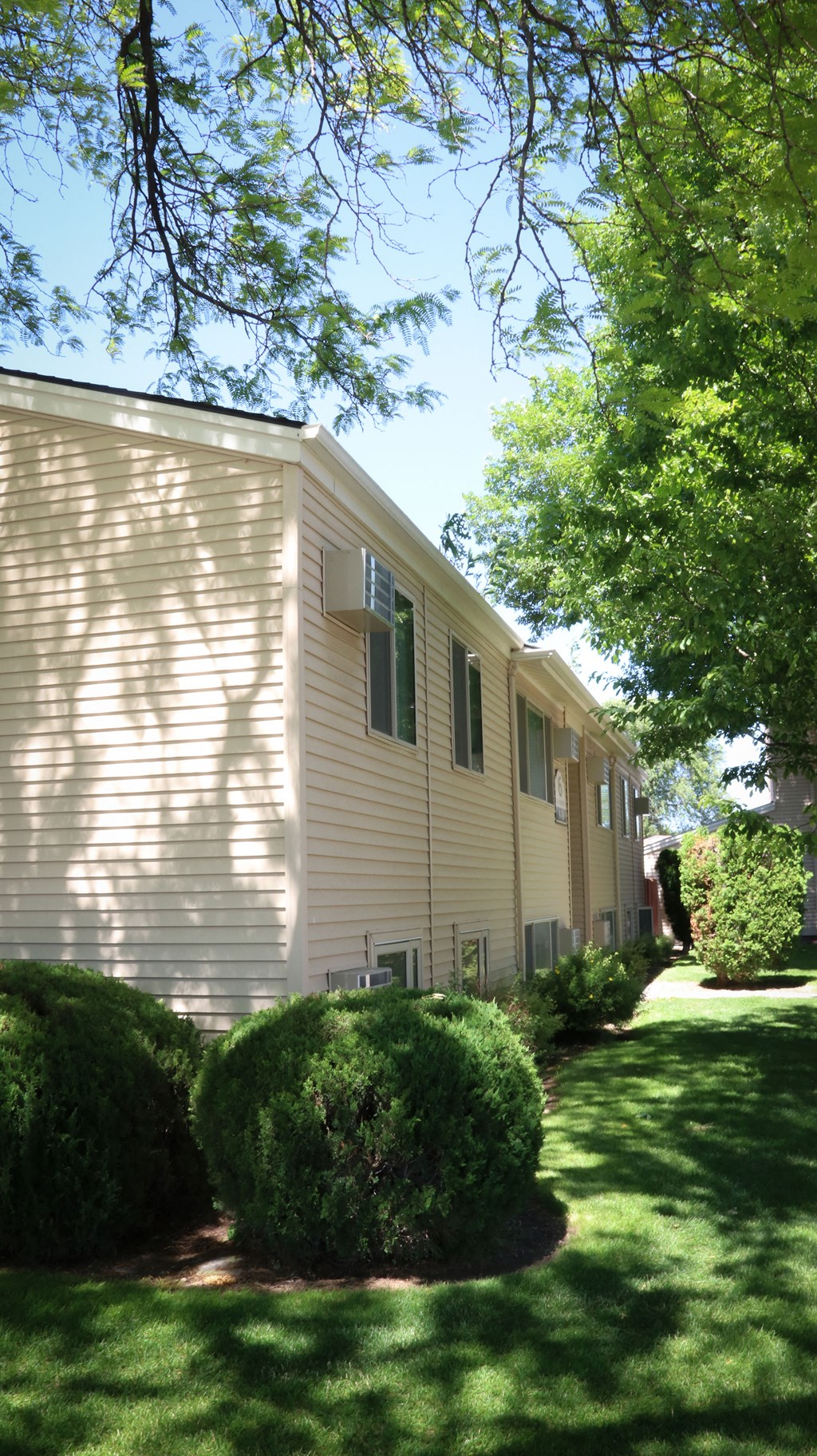 a view of the side of a mobile home