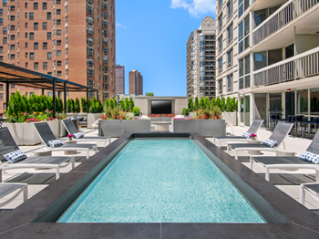 Outdoor Terrace with Water Feature at One East Delaware, Chicago