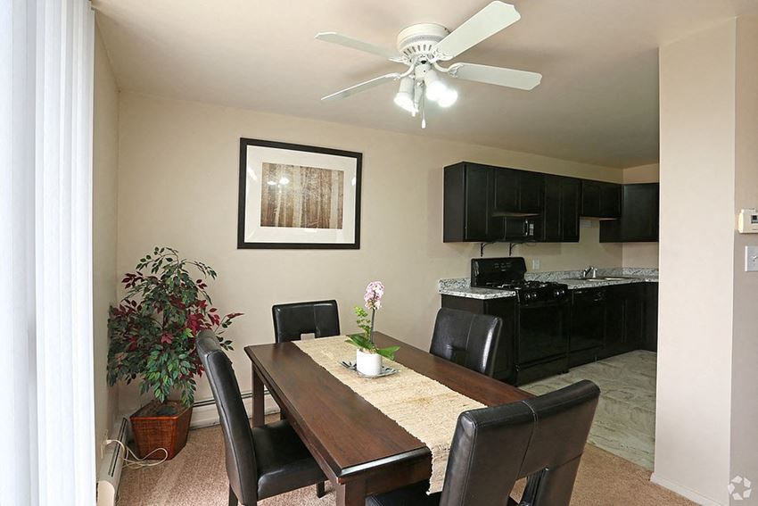 1821 S. WASHINGTON Studio-2 Beds Apartment for Rent - Photo Gallery 1