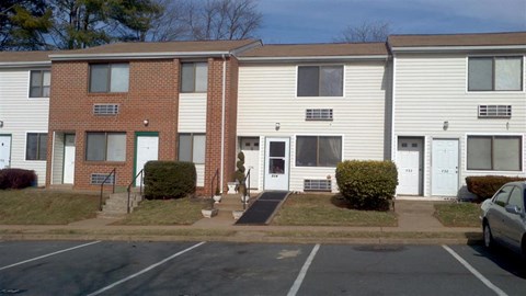 an apartment building is shown with a parking lot