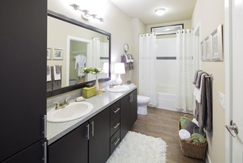 Ascent 430 spacious bathroom with two sinks - Photo Gallery 5