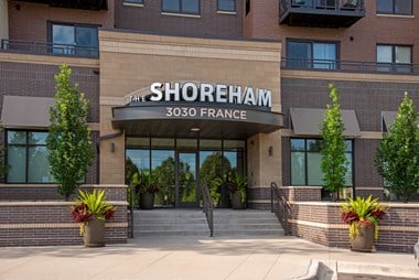 Main Entrance at The Shoreham, St Louis Park, MN 55416