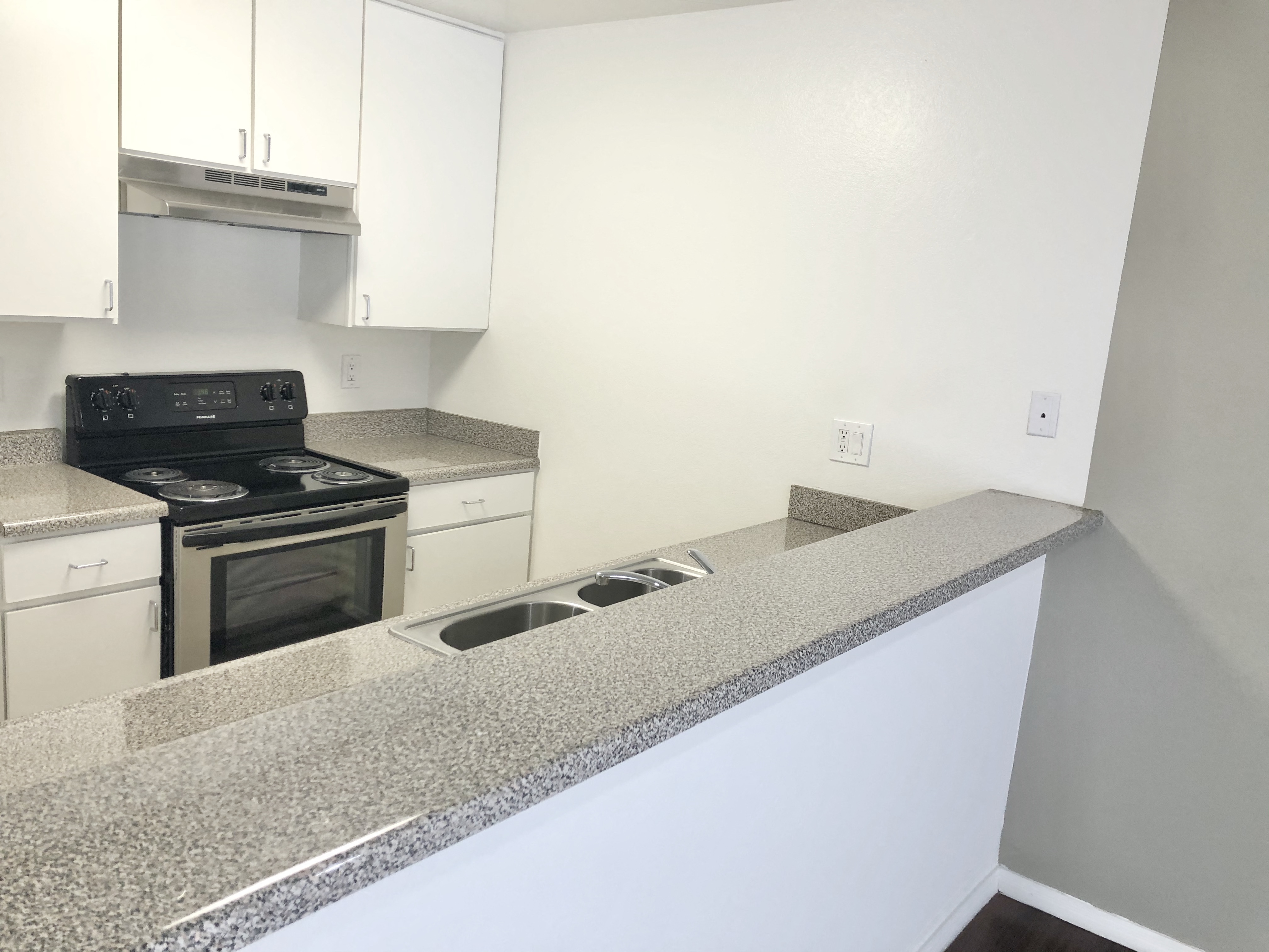 1bd/1ba 1853 Whitley Ave Apt 215