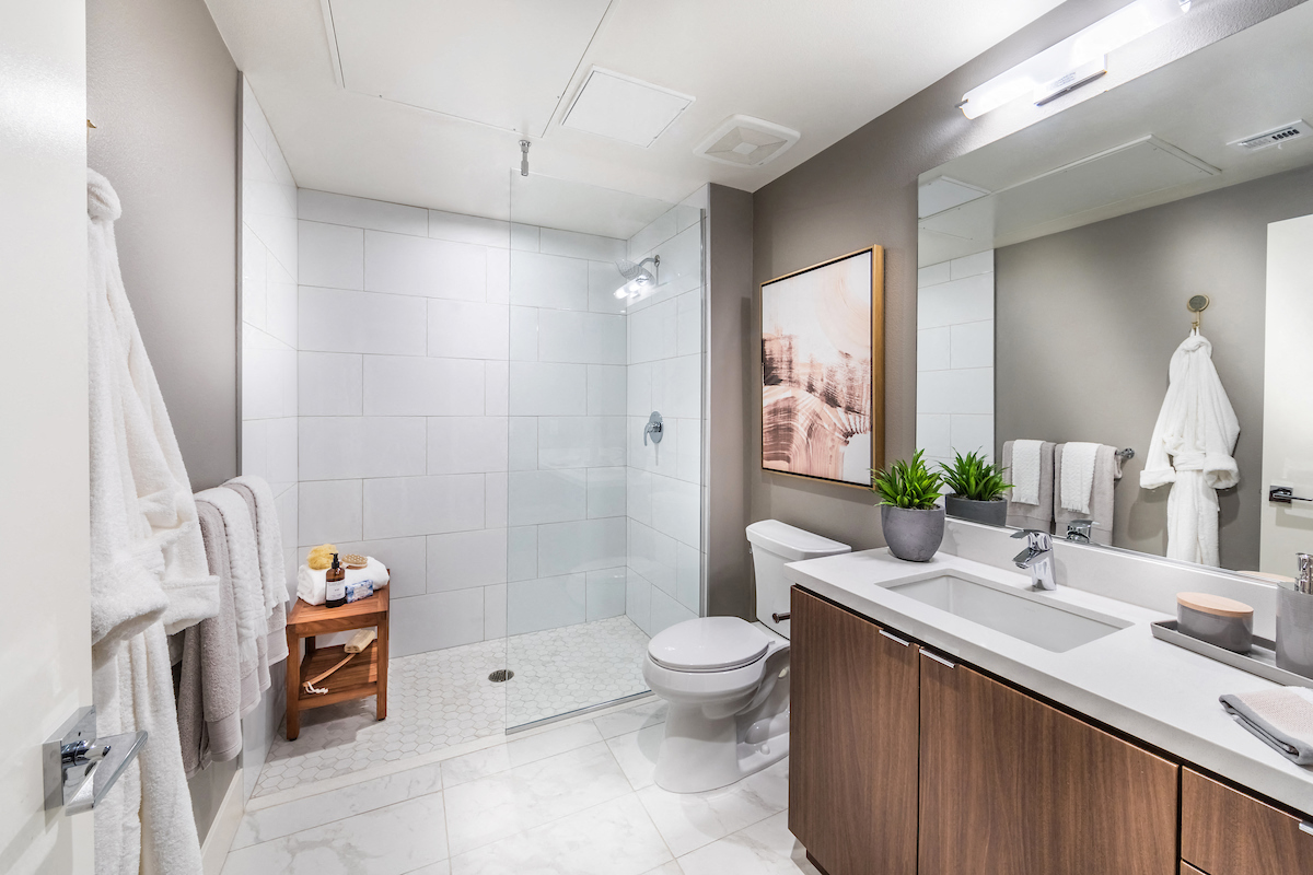 580 Anton Costa Mesa, CA 1 Bedroom Bathroom