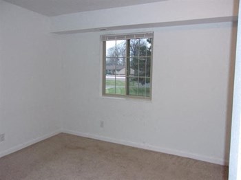 900 Long Blvd. 1-3 Beds Apartment, Home, Townhouse for Rent - Photo Gallery 5