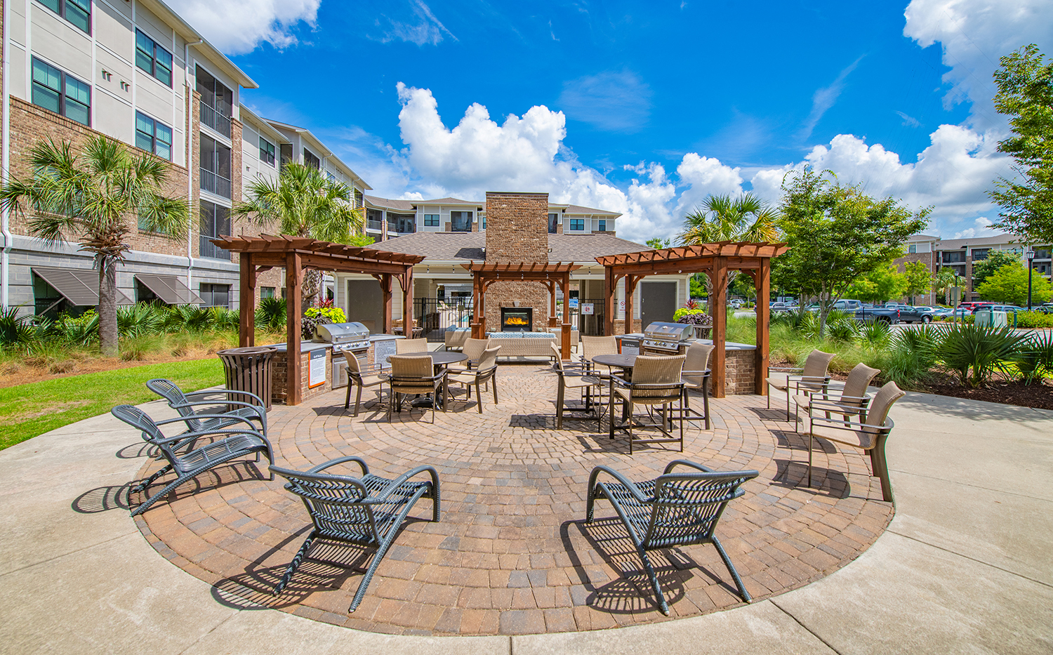 the preserve at ballantyne commons courtyard with tables and chairs