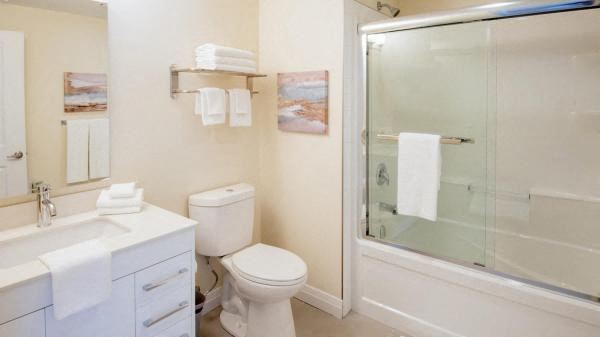 Saginaw Park Bathroom Image - Photo Gallery 1