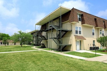 10500 Hayne Blvd 1-2 Beds Apartment for Rent - Photo Gallery 6