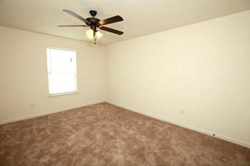 10500 Hayne Blvd 1-2 Beds Apartment for Rent - Photo Gallery 12